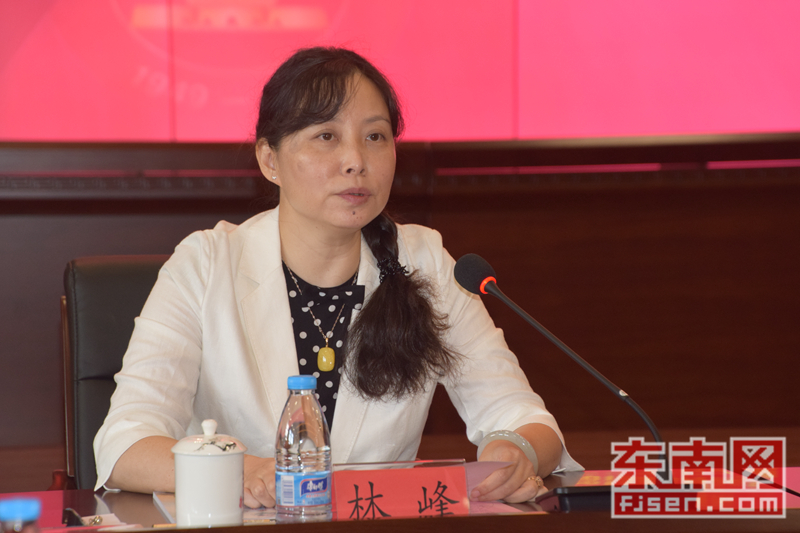福州市委统战部副部长,市侨办主任林峰主持座谈会.夏芳 摄