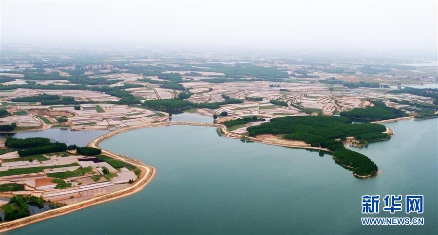 5月13日拍摄的青峰岭水库库区景色(无人机照片).新华社记者 王凯 摄