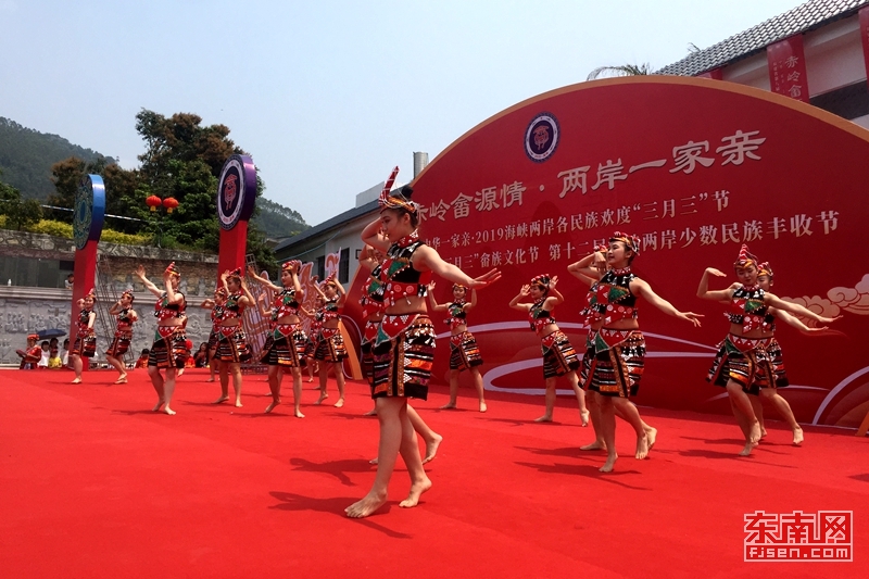 两岸同胞载歌载舞欢庆"三月三" 畅叙两岸情