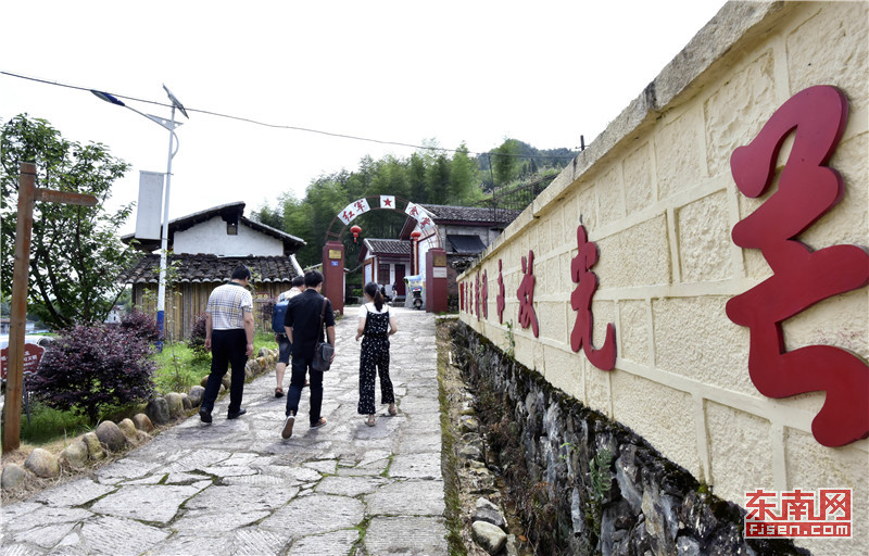 一群游客在岭下村参观红军食堂.福建日报 邱灿旺 摄