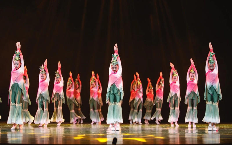 《小荷尖尖》摄影 刘海栋