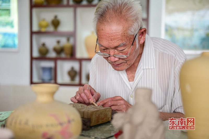 在磁灶陶瓷燒製技藝傳承基地,一名白髮蒼蒼的老人還在堅持傳統技藝.